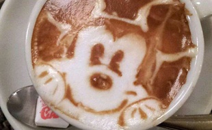 Un œuvre d'art avec du café par Kazuki Yamamoto.