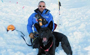 Falco, chien de trois ans, et son maître, Thierry, de la CRS-Alpes.