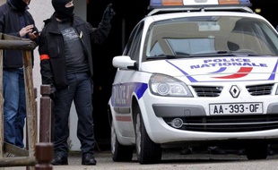 Des policiers lors d'une opération antiterroriste en Ile-de-France, le 10 octobre 2012.