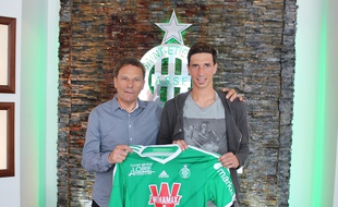 Vincent Pajot pose avec son nouveau maillot stéphanois, aux côtés du président du directoire de l'ASSE Roland Romeyer