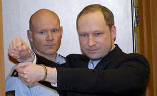 L'extrémiste de droite Anders Behring Breivik, auteur des attaques qui ont fait 77 morts l'an dernier en Norvège, a été formellement accusé d'"acte de terrorisme" et d'"homicides volontaires" mercredi par le Parquet.