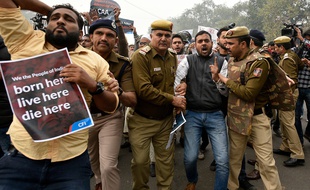 Une intervention de la police lors des manifestations à New Delhi le 19 décembre 2019.
