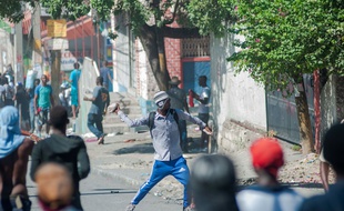 Tension accrue dans le quartier de Cité Soleil, après la mort d'un homme dont le meurtrier présumé a été lapidé à mort par des manifestants opposés au gouvernement, à Port-au-Prince, en Haïti, le 27 octobre 2019.