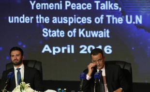Le médiateur de l'ONU pour le Yémen, Ismaïl Ould Cheikh Ahmed (g), et le porte-parole de l'ONU Charbel Raji, à Koweït le 22 avril 2016