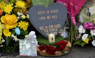 Fleurs et présents déposés en hommage à la journaliste Lyra McKee tuée par balle lors d'emeutes à Londonderry (Irlande du nord) dans la nuit de jeudi à vendredi 19 avril 2019.