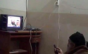 Photo non datée et diffusée en mai 2011 par la ministère de la Défense américain montrant Oussama ben Laden regardant la télévision dans sa tanière à Abbottabad, Pakistan