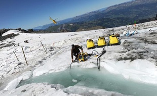 Un technicien prépare le pompage de la poche d'eau sous le glacier de Tête-rousse, dans le massif du Mont Blanc, le 25 août 2010.