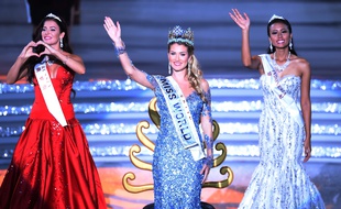 Mireia Lalaguna Rozo (au centre), Miss Espagne, (C) élue Miss Monde 2015, devant Miss Russie (à g.) et Miss Indonésie (à dr.), à Sanya, en Chine, le 19 décembre 2015. AFP PHOTO / JOHANNES EISELE