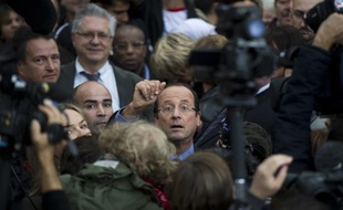 François Hollande, sur un marché dans le XVIIIe arrondissement, le 11 octobre 2011