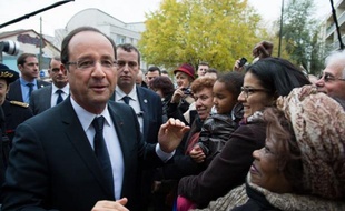 François Hollande a fait jeudi de l'insertion des jeunes dans le monde du travail une "ambition nationale", signant symboliquement jeudi à Chelles, en banlieue parisienne, les douze premiers "emplois d'avenir".
