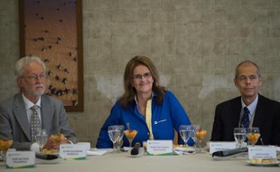 La présidente de la compagnie brésilienne Petrobras Maria das Gracas Foster et deux hauts cadres de l'entreprise lors d'une conférence de presse à Rio de Janeiro le 17 décembre 2014