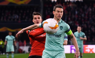 Laurent Koscielny à la lutte avec Adrien Hunou lors de la venue d'Arsenal au Roazhon Park, en Ligue Europa.