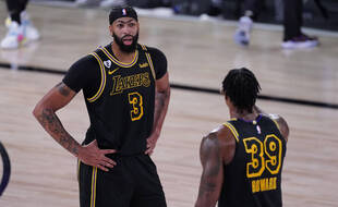 Anthony Davis et Dwight Howard lors d'un match des Lakers en septembre 2020.