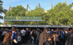 Foule devant le stade de la Meinau avant la rencontre Racing club de Strasbourg-Colomiers, le 22 mai 2015.