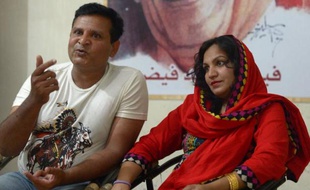 Un couple pakistanais inter-religieux, Naadir Maan et sa femme Saba, le 9 mai 2014 dans leur appartement de Faisalabad