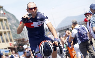 Avec sa petite caméra, Jérôme Pineau tenait une chronique pour BeIn sports, lors du dernier Tour d'Italie. AFP PHOTO / LUK BENIES