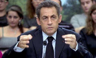 Nicolas Sarkozy a assuré mercredi lors du Conseil des ministres que la France serait "vigilante" sur le respect des droits de l'Homme et des "principes démocratiques" en Tunisie et en Libye, a rapporté la porte-parole du gouvernement, Valérie Pécresse.