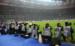 Des photographes avant le match amical France-USA au Stade de France, le 11 novembre 2011.