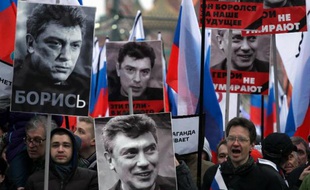 Des militants de l'opposition à Vladimir Poutine participent le 1er mars 2015 à une marche en faveur de l'opposant Boris Nemtsov, assassiné en plein centre de Moscou