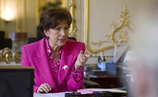 La ministre des Solidarités Roselyne Bachelot lance la troisième campagne de lutte contre les violences faites aux femmes, le 24 novembre 2011.