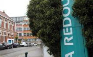 La Redoute (Redcats, PPR), spécialiste de la vente à distance, a annoncé mardi la suppression de 672 emplois d'ici 4 ans, en fermant notamment ses 81 points de contacts en France, dans le cadre d'un "plan de relance" face au "déclin de la vente par correspondance traditionnelle".