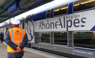 Lyon, le 19 novembre 2014. La première rame TER Regio2N vient d'être livrée en Rhône-Alpes. D'ici à mi-2016, 40 rames de ce type, conçues par Bombardier Transport, doivent être déployées sur le réseau ferroviaire Rhônalpin sur les lignes les plus fréquentées.