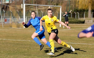 Strasbourg: L'équipe de football féminin de l'AS Pierrots Vauban (en jaune)