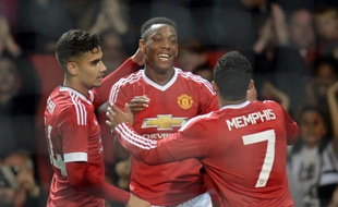 Anthony Martial félicité par ses coéquipiers après avoir marqué avec Manchester United contre Ipswich en Coupe de la Ligue, le 23 septembre 2015.