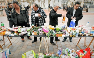 Les produits, récoltés dans les poubelles des supermarchés, sont distribués aux passants.