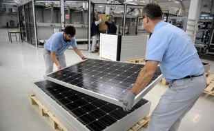 Une ligne robotisée flambant neuve, des salariés dans les starting blocks: Bosch convertit début janvier son usine de Venissieux, près de Lyon, jusqu'ici vouée à la sous-traitance automobile, à la production de panneaux photovoltaïques, pariant sur l'avenir du secteur.