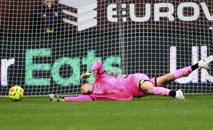 Le gardien de Dijon Anthony Racioppi a laissé le ballon entrer dans son but au bout du temps additionnel lors du match perdu 3-2 à Lorient.
