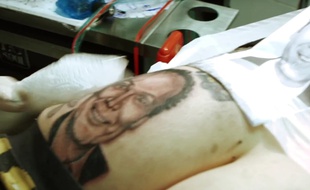 Un fan de Julien Lepers s'est fait tatouer le portrait de l'animateur sur la fesse