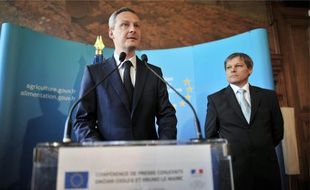 Bruno Lemaire (à g.), et le commissaire européen à l'Agriculture, Dacian Ciolos.