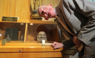 Le Président de Groland rencontre le masque japonais Nô-Jacques Chirac, au musée Labit.