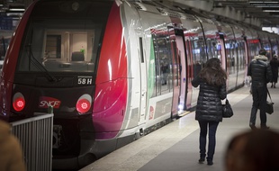Paris le 21 mars 2013. Illustration transports regionaux RER et transiliens a la gare du Nord. trains de banlieue. Voyageurs, usagers de la SNCF et RATP.