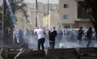 Les forces israéliennes utilisent du gaz lacrymogène face à des Palestiniens près de Ramallah, le 10 octobre 2015.