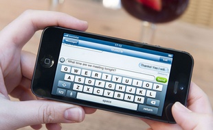 L'envoi d'un SMS. Illustration.