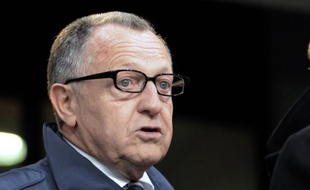 Accroché sur son terrain par Brest (1-1) dimanche, Lyon a quasiment perdu tout espoir de monter sur le podium et de jouer la Ligue des Champions à l'automne prochain: le président Jean-Michel Aulas n'a pas masqué sa colère en chargeant ses joueurs sauf Yoann Gourcuff.