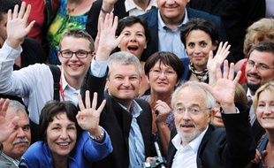 Olivier Falorni célèbre sa victoire aux législatives face à Ségolène Royal le 17 juin 2012.