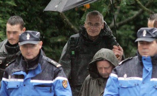 Francis Heaulme le 3 octobre 2006 à Montigny-les-Metz, lors d'une reconstitution des meurtres d'Alexandre Beckrich et Cyril Beyning
