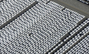 Un parking de véhicules Volkswagen avant leur départ à l'exportation, le 20 septembre 2015 à Emden, en Allemagna
