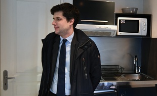 Julien Denormandie, lors de la visite d'un appartement rue de la République à Marseille.