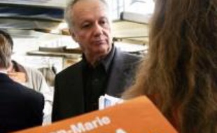 François Bayrou subit une nouvelle défection à quelques jours du congrès fondateur du Mouvement démocrate (MoDem), l'ancien journaliste Jean-Marie Cavada ayant accepté de diriger une liste UMP aux municipales dans le XIIème arrondissement de Paris.