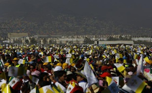 Quelque 300.000 fidèles assistent à la messe célébrée par le pape François, le 14 février 2016 à Ecatepec au Mexique