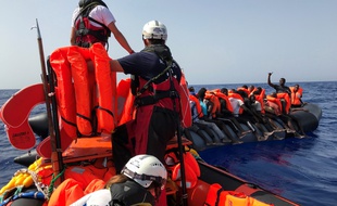 L'Ocean Viking, le bateau affrété par SOS Méditerranée et MSF a secouru 85 migrants dans la nuit de jeudi à vendredi.