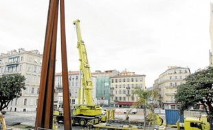 La statue a bougé de quelques mètres.