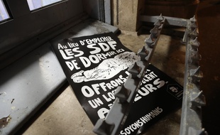 La fondation abbé Pierre a protesté le 6 décembre contre les dispositifs anti-SDF comme ici à Paris devant une banque.