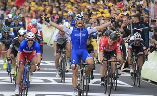 Marcel Kittel s'impose pour la deuxième étape du Tour, le 2 juillet 2017.