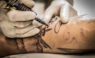Illustration d'une personne en train de se faire tatouer.