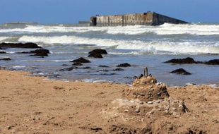 Principal vestige du Débarquement, ce qui reste du port artificiel d'Arromanches-les-Bains (Calvados), construit en 1944 par les Britanniques, sombre au fil des tempêtes. A sept mois du 70e anniversaire du Jour J, mairie et Région espèrent trouver à temps des fonds pour retarder sa disparition.